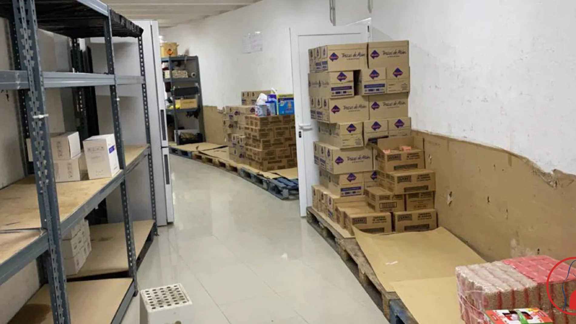 El Banco del Bebé muestra su almacén vacío y alerta de la escasez de alimentos en verano