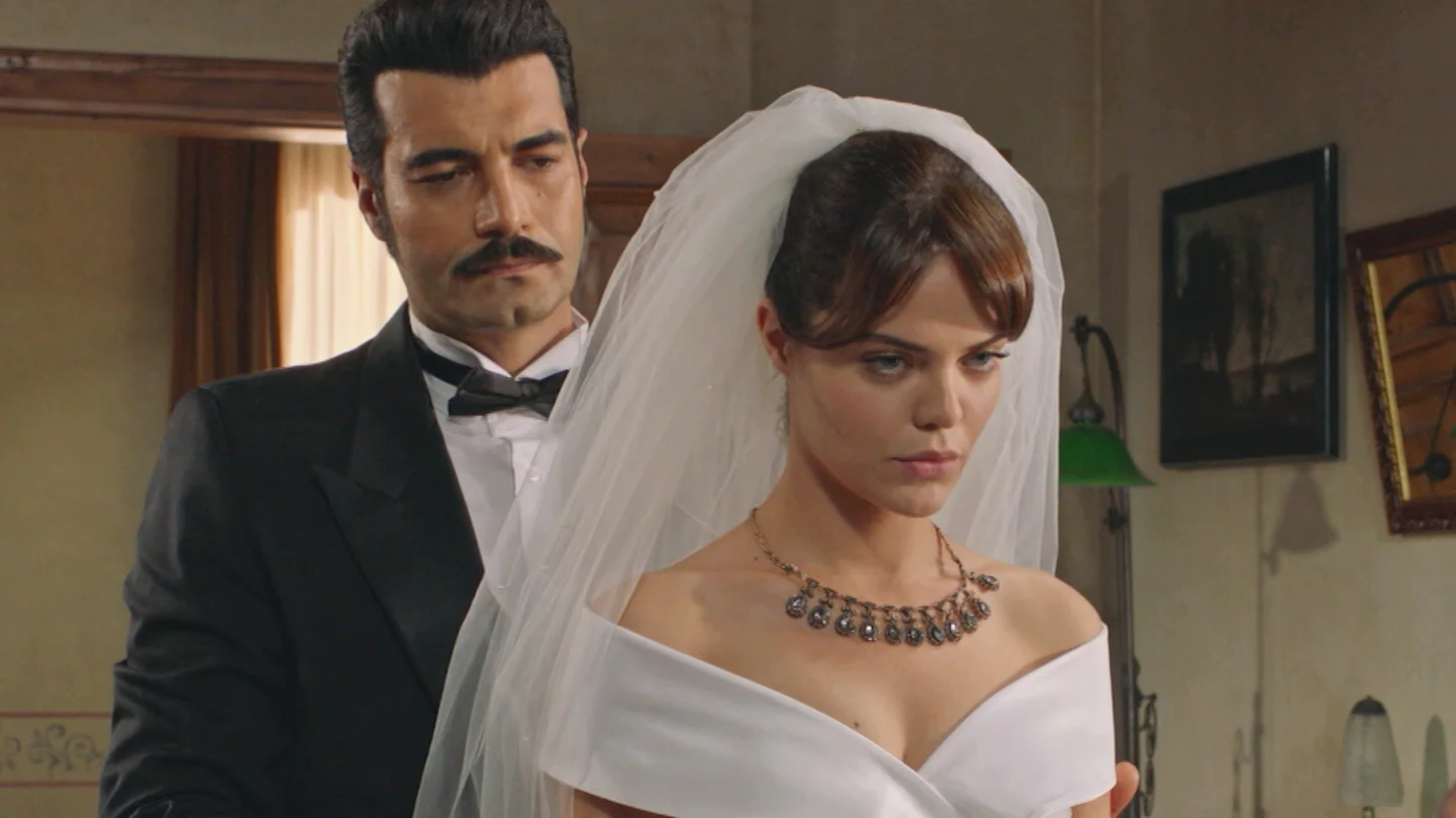 Los problemas pondrán a prueba el amor incondicional de Züleyha y Yilmaz en 'Tierra Amarga': "¿Y si Demir se interpone entre nosotros?" Los problemas pondrán a prueba el amor incondicional de Züleyha y Yilmaz en 'Tierra Amarga': "¿Y si Demir se interpone entre nosotros?"