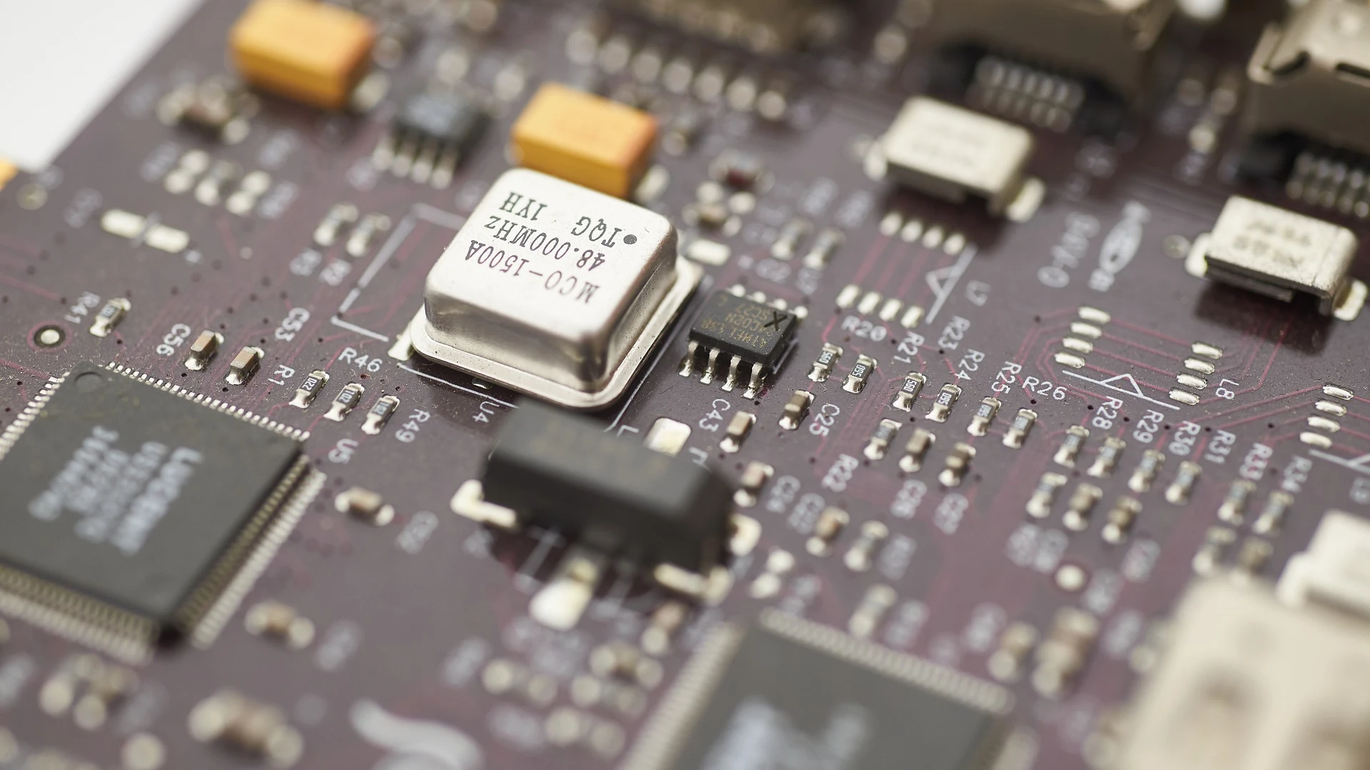 Chips y microchips sobre una base. Chips y microchips sobre una base.