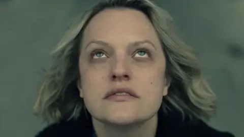 Elisabeth Moss como June en 'El cuento de la criada' Elisabeth Moss como June en 'El cuento de la criada'