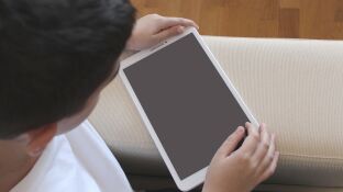 Ni&ntilde;o jugando con una tablet