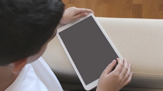 Niño jugando con una tablet Niño jugando con una tablet