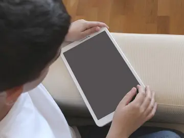 Niño jugando con una tablet Niño jugando con una tablet
