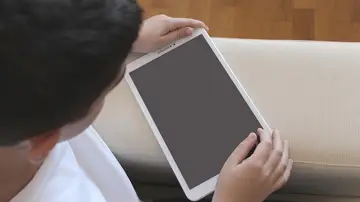Niño jugando con una tablet