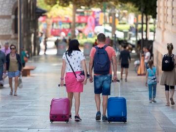 Baleares se abre a vacunar a unos 200.000 desplazados aunque aún no hay consenso entre comunidades