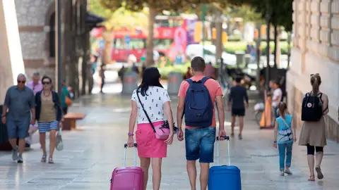 Baleares se abre a vacunar a unos 200.000 desplazados aunque aún no hay consenso entre comunidades Baleares se abre a vacunar a unos 200.000 desplazados aunque aún no hay consenso entre comunidades