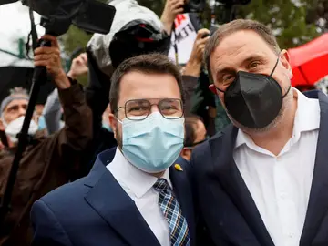 El presidente de la Generalitat, Pere Aragonès, saluda al presidente de su partido, Oriol Junqueras, poco después de que los presos del procés hayan abandonado la cárcel este miércoles El presidente de la Generalitat, Pere Aragonès, saluda al presidente de su partido, Oriol Junqueras, poco después de que los presos del procés hayan abandonado la cárcel este miércoles