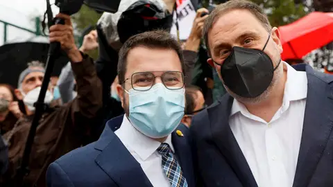 El presidente de la Generalitat, Pere Aragonès, saluda al presidente de su partido, Oriol Junqueras, poco después de que los presos del procés hayan abandonado la cárcel este miércoles El presidente de la Generalitat, Pere Aragonès, saluda al presidente de su partido, Oriol Junqueras, poco después de que los presos del procés hayan abandonado la cárcel este miércoles