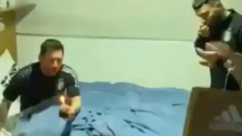 La selección argentina despierta a Leo Messi en plena noche para felicitarle por su 34 cumpleaños La selección argentina despierta a Leo Messi en plena noche para felicitarle por su 34 cumpleaños