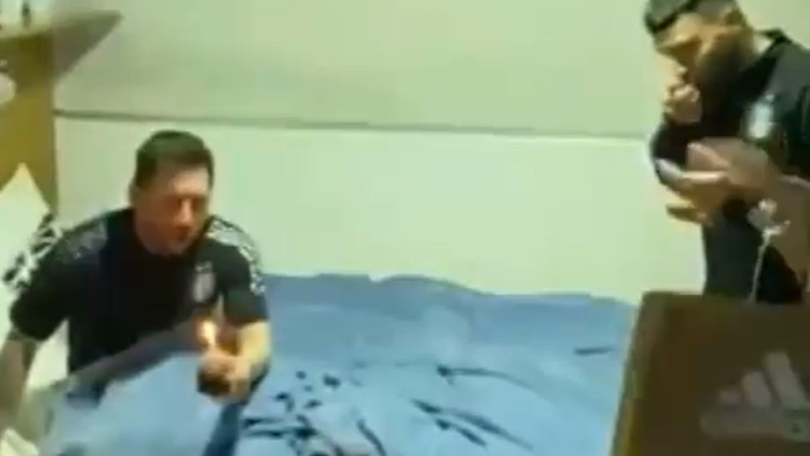 La selección argentina despierta a Leo Messi en plena noche para felicitarle por su 34 cumpleaños
