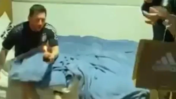 La selecci&oacute;n argentina despierta a Leo Messi en plena noche para felicitarle por su 34 cumplea&ntilde;os