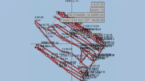 El buque Ángeles Alvariño encuentra dos botellas de oxígeno de Tomás Gimeno El buque Ángeles Alvariño encuentra dos botellas de oxígeno de Tomás Gimeno
