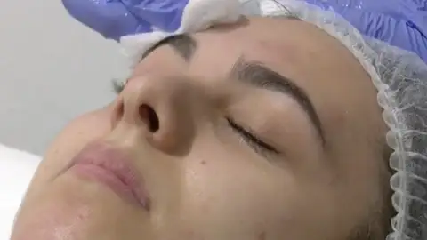 Aumenta la demanda de tratamientos faciales ante la retirada de las mascarillas al aire libre. Aumenta la demanda de tratamientos faciales ante la retirada de las mascarillas al aire libre.