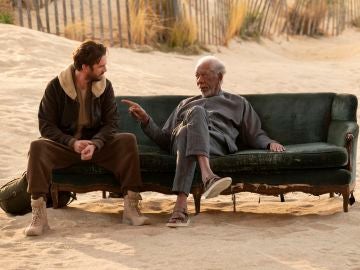 Morgan Freeman y Dan Stevens en 'Solos'