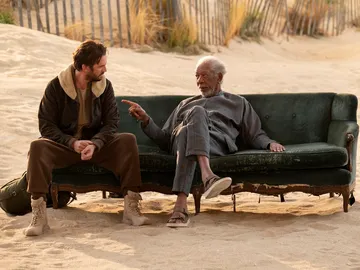Morgan Freeman y Dan Stevens en 'Solos' Morgan Freeman y Dan Stevens en 'Solos'