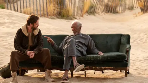 Morgan Freeman y Dan Stevens en 'Solos' Morgan Freeman y Dan Stevens en 'Solos'