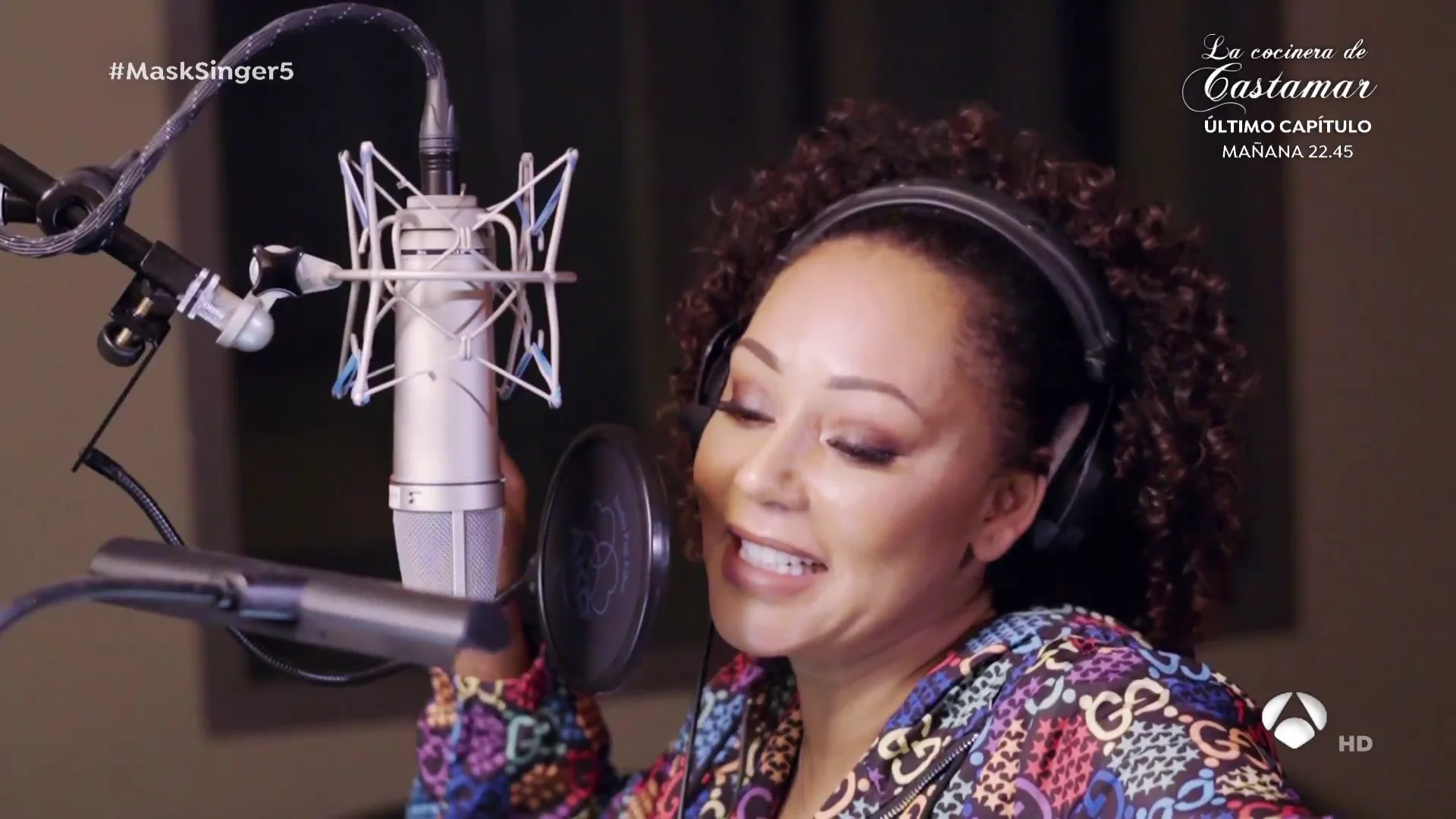 Nos colamos en el estudio de grabación con Mel B.: ¡así se esforzó para lograr cantar en español! En el estudio de grabación