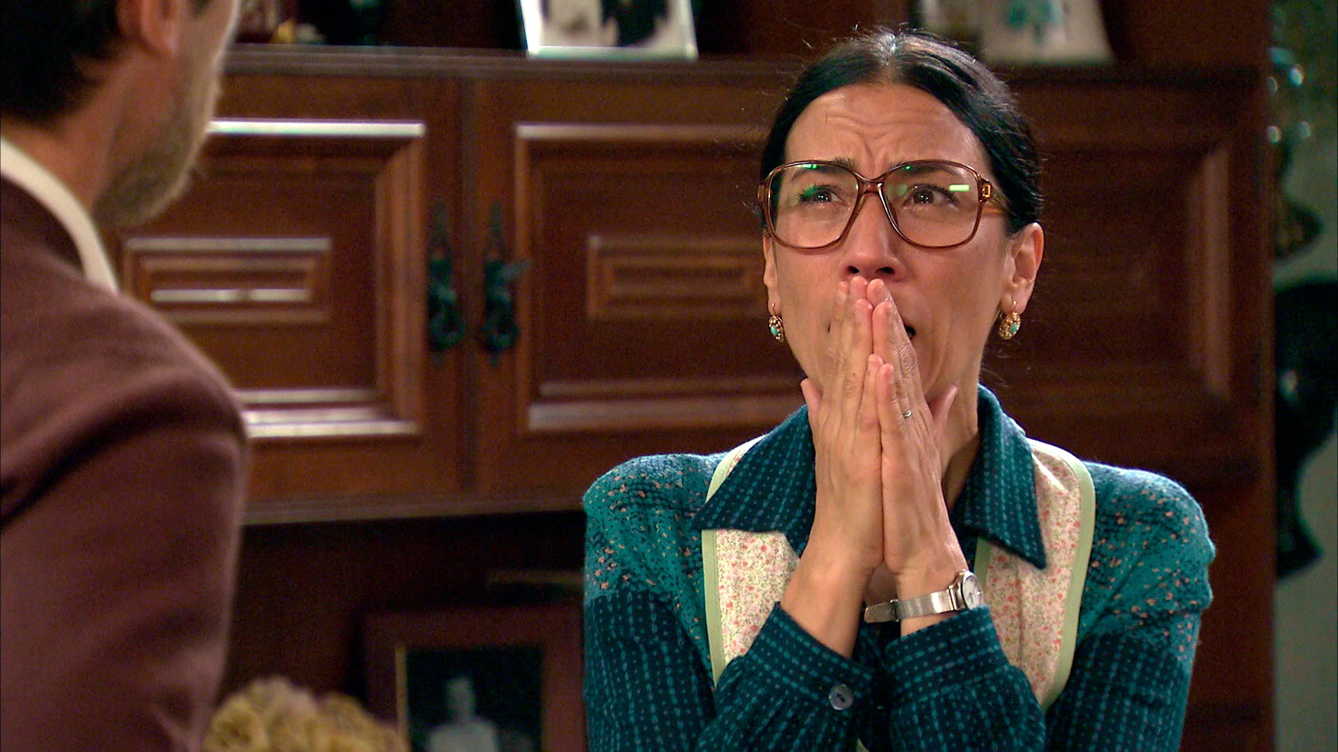 Manolita, aterrada, decide llevarse a su familia lejos del barrio