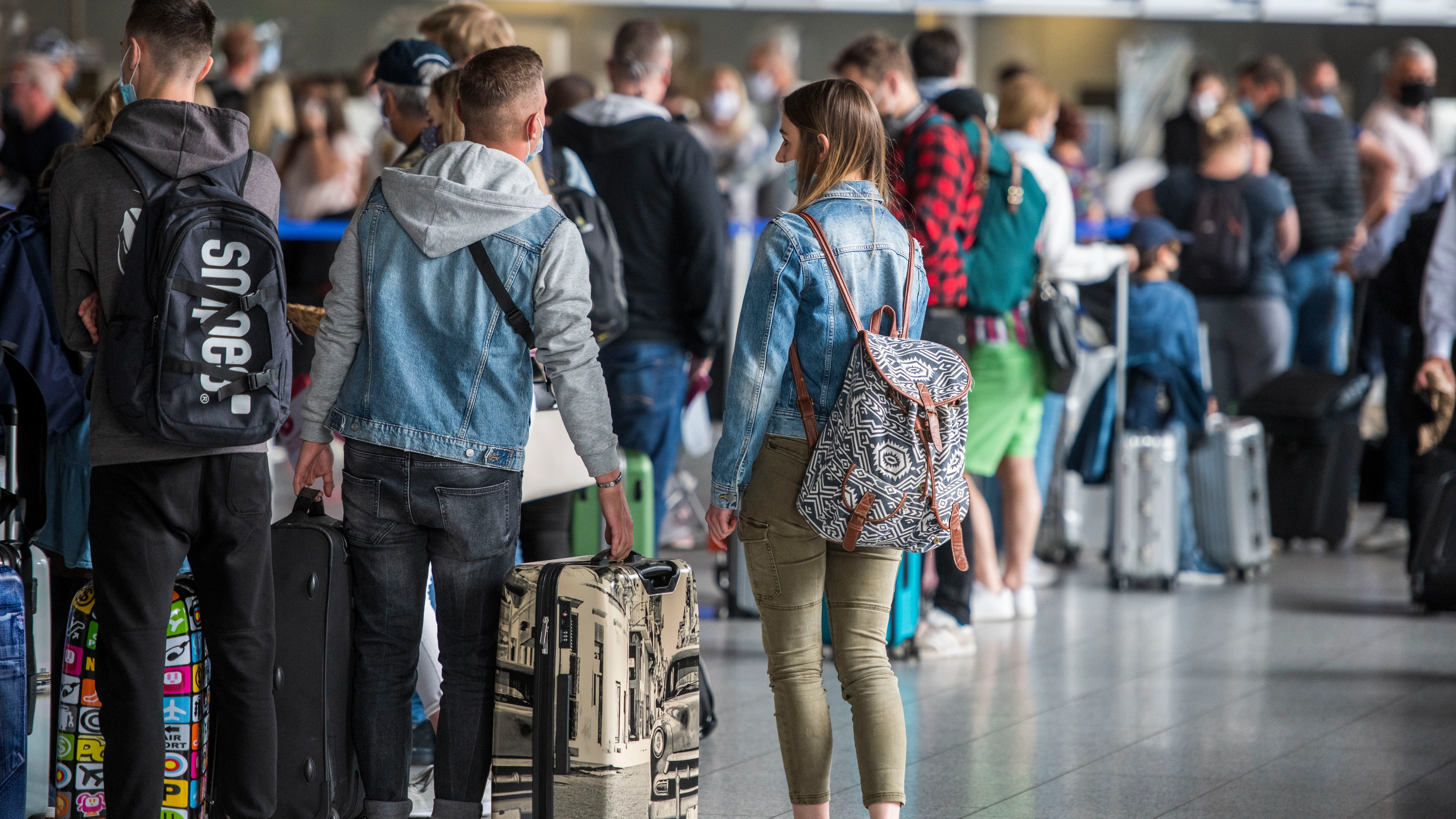 El brote de jóvenes contagiados en viajes de fin de curso a Mallorca afecta a seis comunidades El brote de jóvenes contagiados en viajes de fin de curso a Mallorca afecta a seis comunidades
