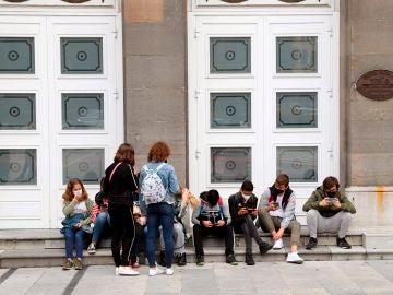 Un grupo de j&oacute;venes con mascarilla a la entrada del Teatro Campoamor en Oviedo.