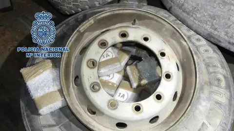 La rueda de repuesto llena de cocaína. La rueda de repuesto llena de cocaína.