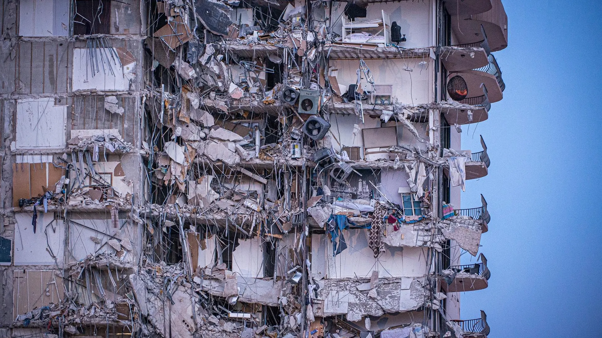 Más de 50 desaparecidos y un muerto tras el derrumbe de un edificio de 12 plantas en Miami Más de 50 desaparecidos y un muerto tras el derrumbe de un edificio de 12 plantas en Miami