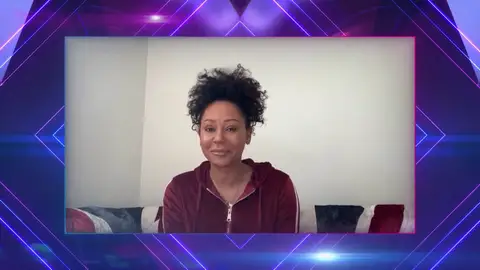 Mel B., tras descubrir su identidad: "El resto de Spice Girls se van a enfadar conmigo por no decírselo" Mel B., tras descubrir su identidad: "El resto de Spice Girls se van a enfadar conmigo por no decírselo"