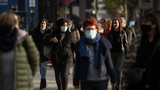 Gente con mascarillas en la calle