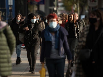 Gente con mascarillas en la calle