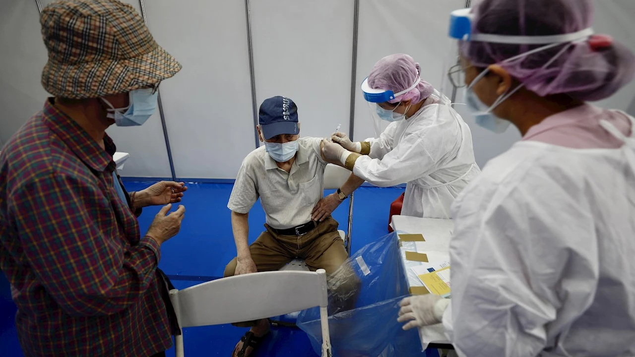 Centro de vacunaci&oacute;n contra el coronavirus en China