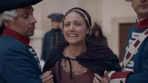 El espanto de Clara antes de que su padre sea ejecutado en la horca El espanto de Clara antes de que su padre sea ejecutado en la horca