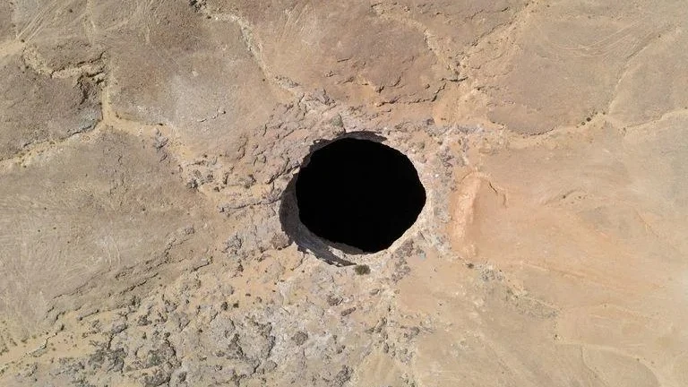El 'pozo del Infierno', el misterioso cráter en Yemen que desconcierta a los geólogos de todo el mundo El 'pozo del Infierno', el misterioso cráter en Yemen que desconcierta a los geólogos de todo el mundo