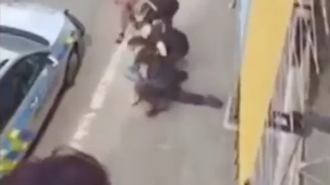 Un hombre muere en Teplice durante la detención de la policía Un hombre muere en Teplice durante la detención de la policía