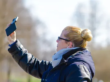Mujer haciéndose un selfie Mujer haciéndose un selfie