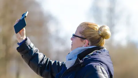 Mujer haciéndose un selfie Mujer haciéndose un selfie