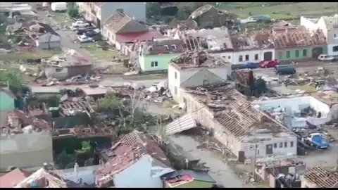 Un tornado arrasa el sur de la República Checa y causa al menos 5 muertos y 200 heridos Un tornado arrasa el sur de la República Checa y causa al menos 5 muertos y 200 heridos