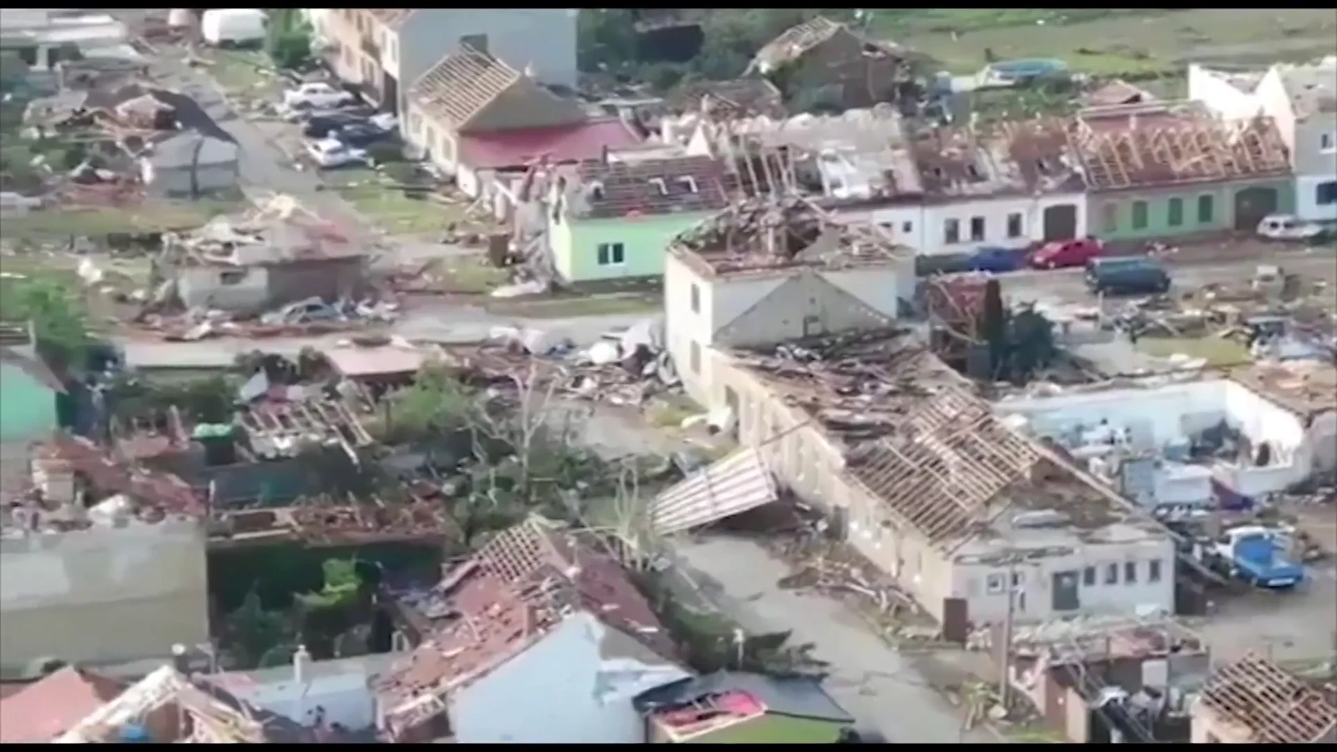 Un tornado arrasa el sur de la República Checa y causa al menos 5 muertos y 200 heridos Un tornado arrasa el sur de la República Checa y causa al menos 5 muertos y 200 heridos