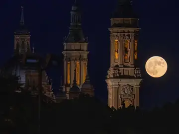 Última superluna de 2021 vista sobre Zaragoza, y debido a la posición del satélite respecto a la Tierra su apreciación es diferente: más grande y más brillante. Última superluna de 2021 vista sobre Zaragoza, y debido a la posición del satélite respecto a la Tierra su apreciación es diferente: más grande y más brillante.