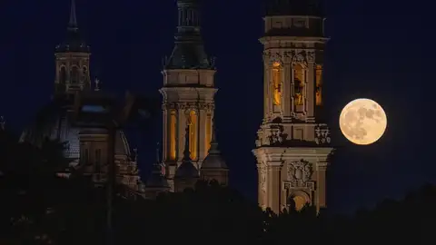 Última superluna de 2021 vista sobre Zaragoza, y debido a la posición del satélite respecto a la Tierra su apreciación es diferente: más grande y más brillante. Última superluna de 2021 vista sobre Zaragoza, y debido a la posición del satélite respecto a la Tierra su apreciación es diferente: más grande y más brillante.