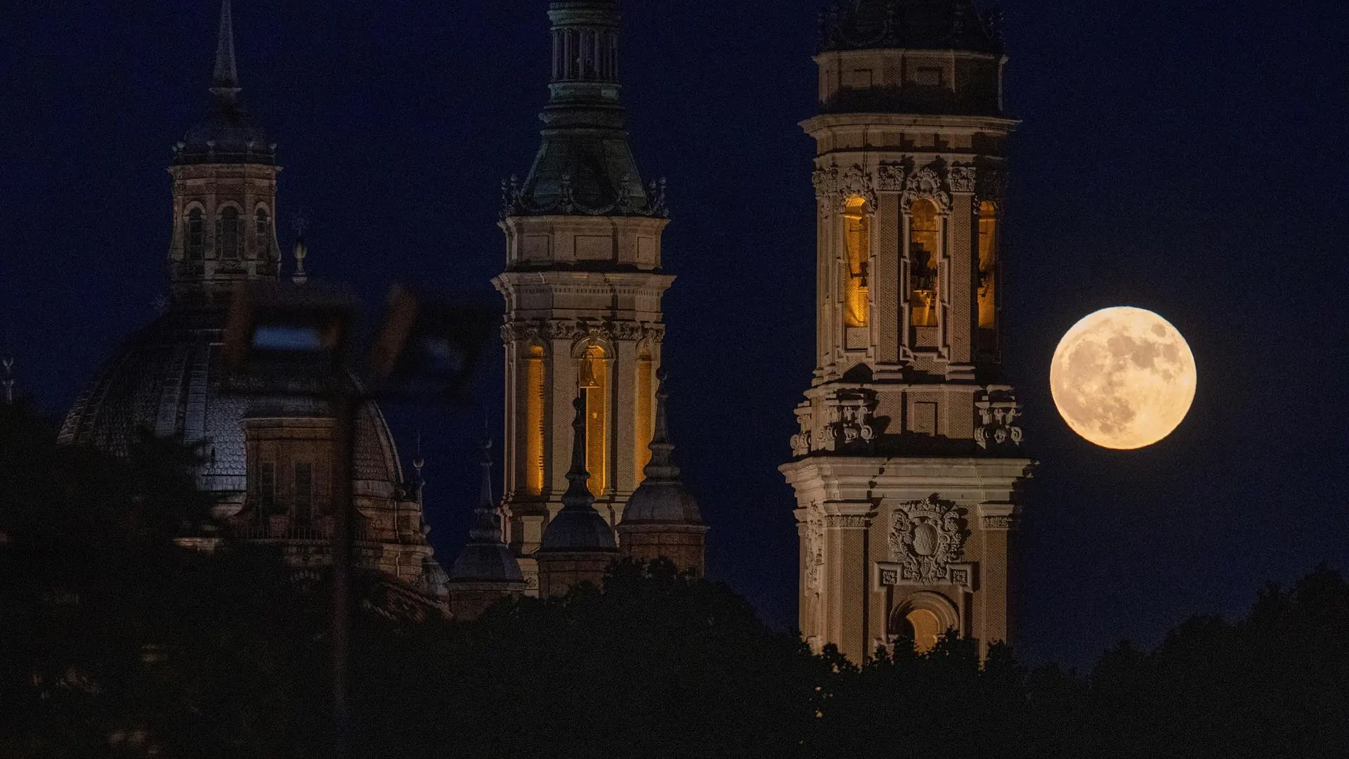 Última superluna de 2021 vista sobre Zaragoza, y debido a la posición del satélite respecto a la Tierra su apreciación es diferente: más grande y más brillante. Última superluna de 2021 vista sobre Zaragoza, y debido a la posición del satélite respecto a la Tierra su apreciación es diferente: más grande y más brillante.