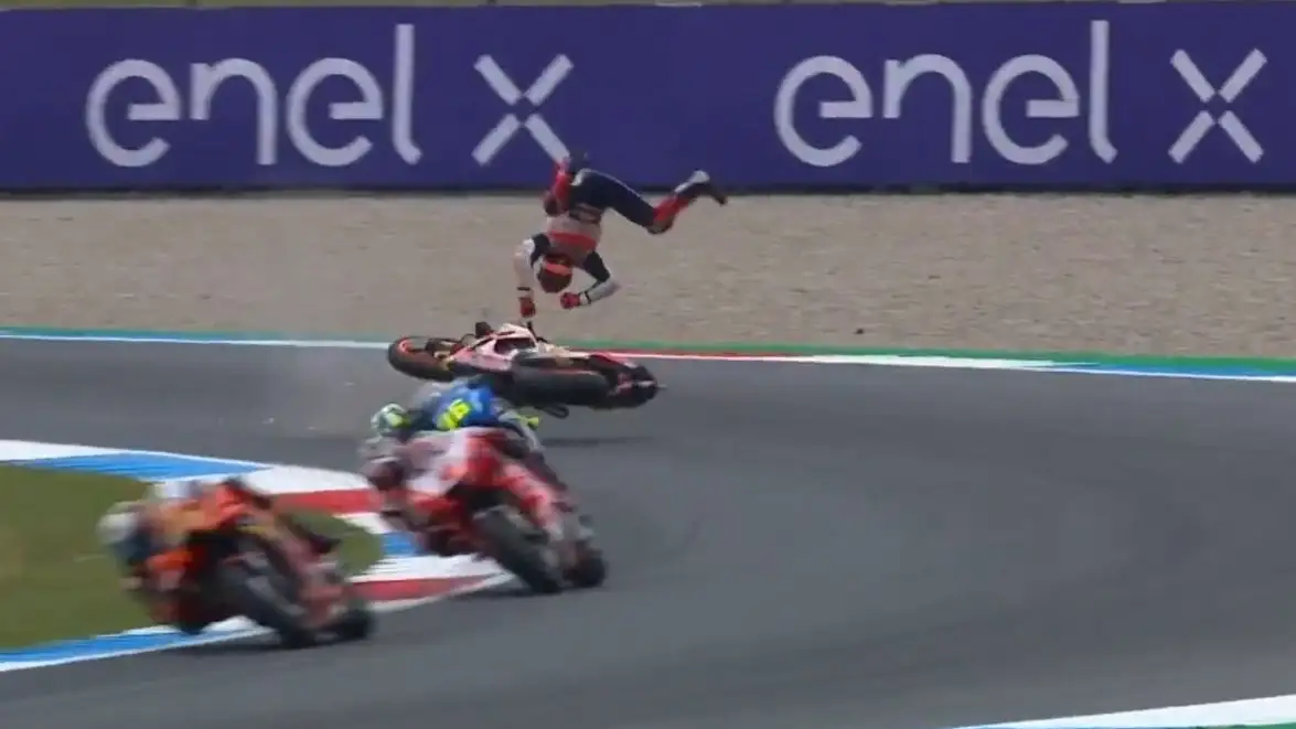 Brutal caída de Marc Márquez en el circuito de Assen Brutal caída de Marc Márquez en el circuito de Assen