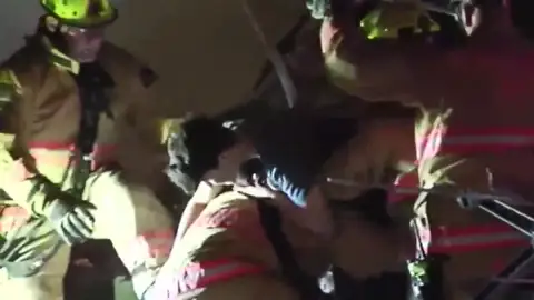 Un niño sale de entre los escombros del edificio derrumbado Un niño sale de entre los escombros del edificio derrumbado