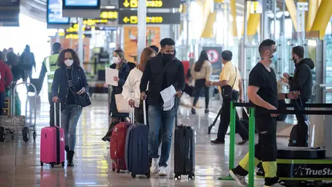 Vista de pasajeros en la terminal T-4 del aeropuerto Madrid- Barajas Adolfo Suárez Vista de pasajeros en la terminal T-4 del aeropuerto Madrid- Barajas Adolfo Suárez