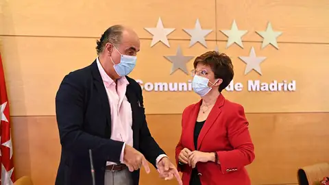 MADRID, 25/06/2021.- El viceconsejero de Salud Pública y Plan COVID-19 de la Comunidad de Madrid, Antonio Zapatero, conversa con la directora general de Salud Pública, Elena Andradas MADRID, 25/06/2021.- El viceconsejero de Salud Pública y Plan COVID-19 de la Comunidad de Madrid, Antonio Zapatero, conversa con la directora general de Salud Pública, Elena Andradas