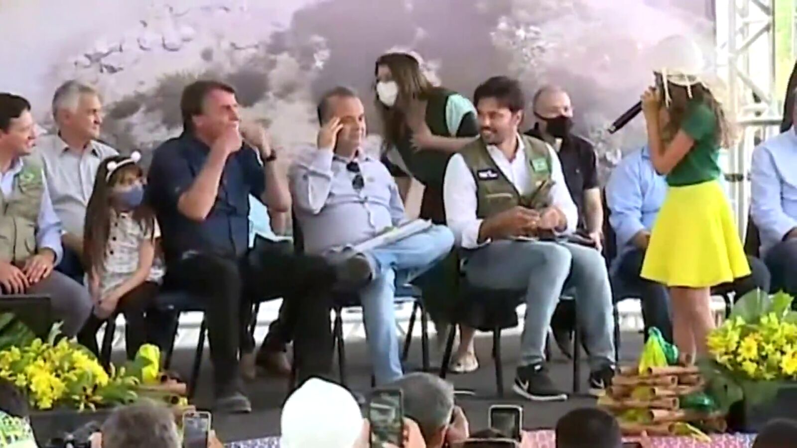 Críticas a Jair Bolsonaro por pedir a una niña que se bajara la mascarilla para hablar