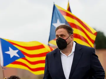 l presidente de ERC, Oriol Junqueras, se dirige a los simpatizantes que se han congregado a las puertas del Centro Penitenciario de Lledoners, poco después de que los presos del procés hayan abandonado la cárcel l presidente de ERC, Oriol Junqueras, se dirige a los simpatizantes que se han congregado a las puertas del Centro Penitenciario de Lledoners, poco después de que los presos del procés hayan abandonado la cárcel