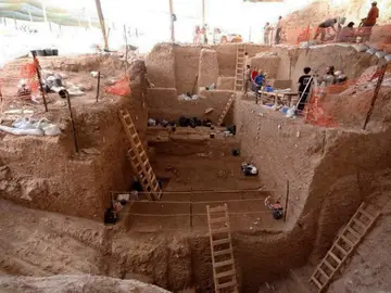 Vista de la sección profunda durante la excavación en Nesher Ramla, yacimiento en Israel donde se han hallado restos fósiles (un fragmento de hueso parietal de un cráneo y una mandíbula casi completa) de unos 130.000 años Vista de la sección profunda durante la excavación en Nesher Ramla, yacimiento en Israel donde se han hallado restos fósiles (un fragmento de hueso parietal de un cráneo y una mandíbula casi completa) de unos 130.000 años