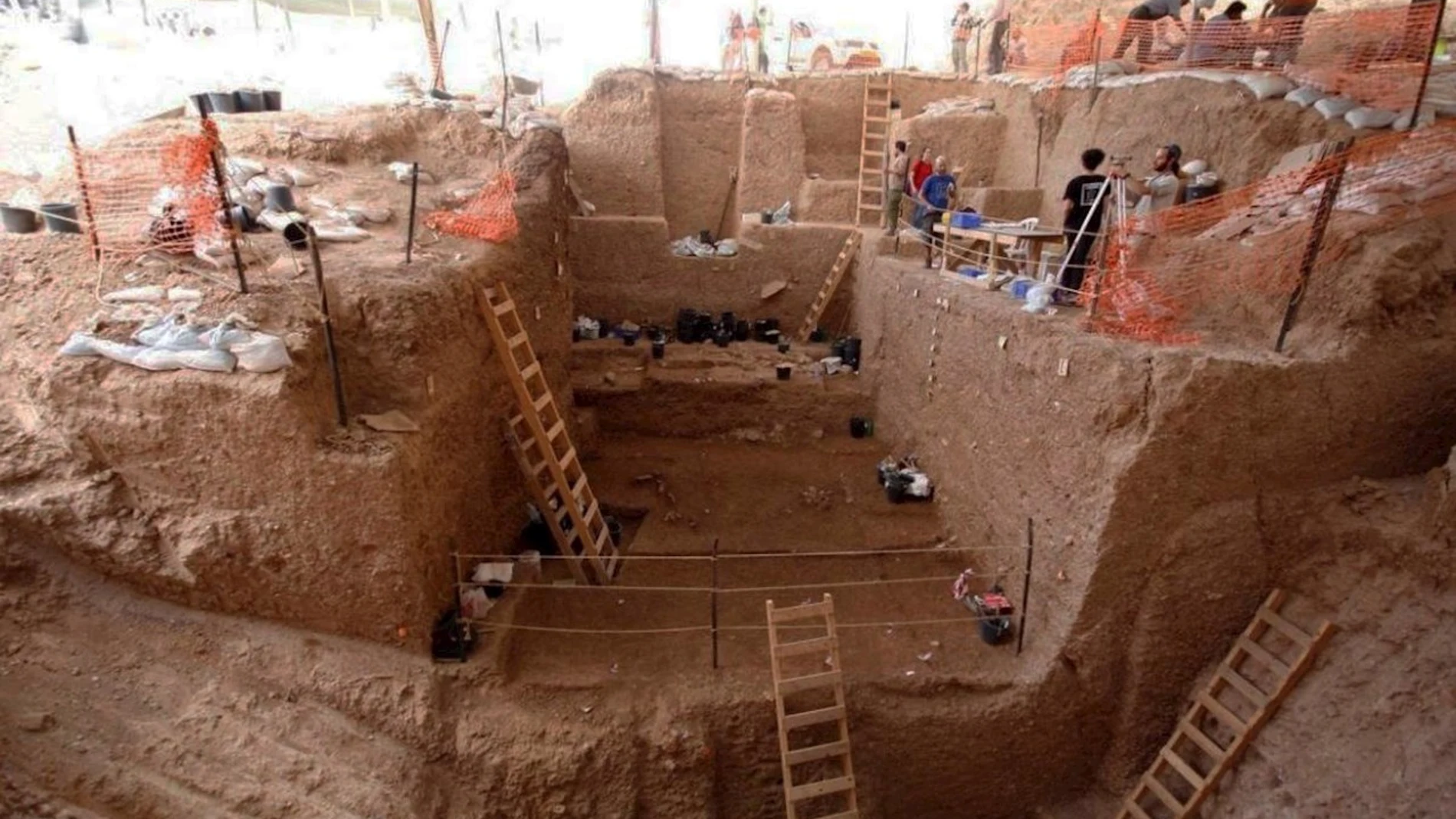 Vista de la sección profunda durante la excavación en Nesher Ramla, yacimiento en Israel donde se han hallado restos fósiles (un fragmento de hueso parietal de un cráneo y una mandíbula casi completa) de unos 130.000 años