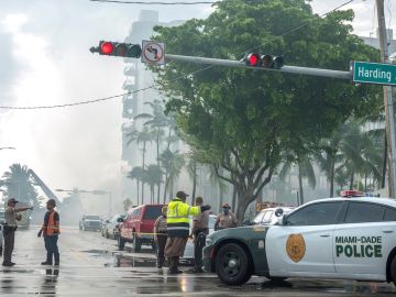 Varios agentes de policía en los aledaños de la zona en la que se derrumbó el edificio en Miami