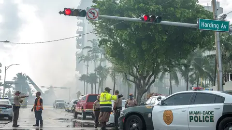 Varios agentes de policía en los aledaños de la zona en la que se derrumbó el edificio en Miami Varios agentes de policía en los aledaños de la zona en la que se derrumbó el edificio en Miami